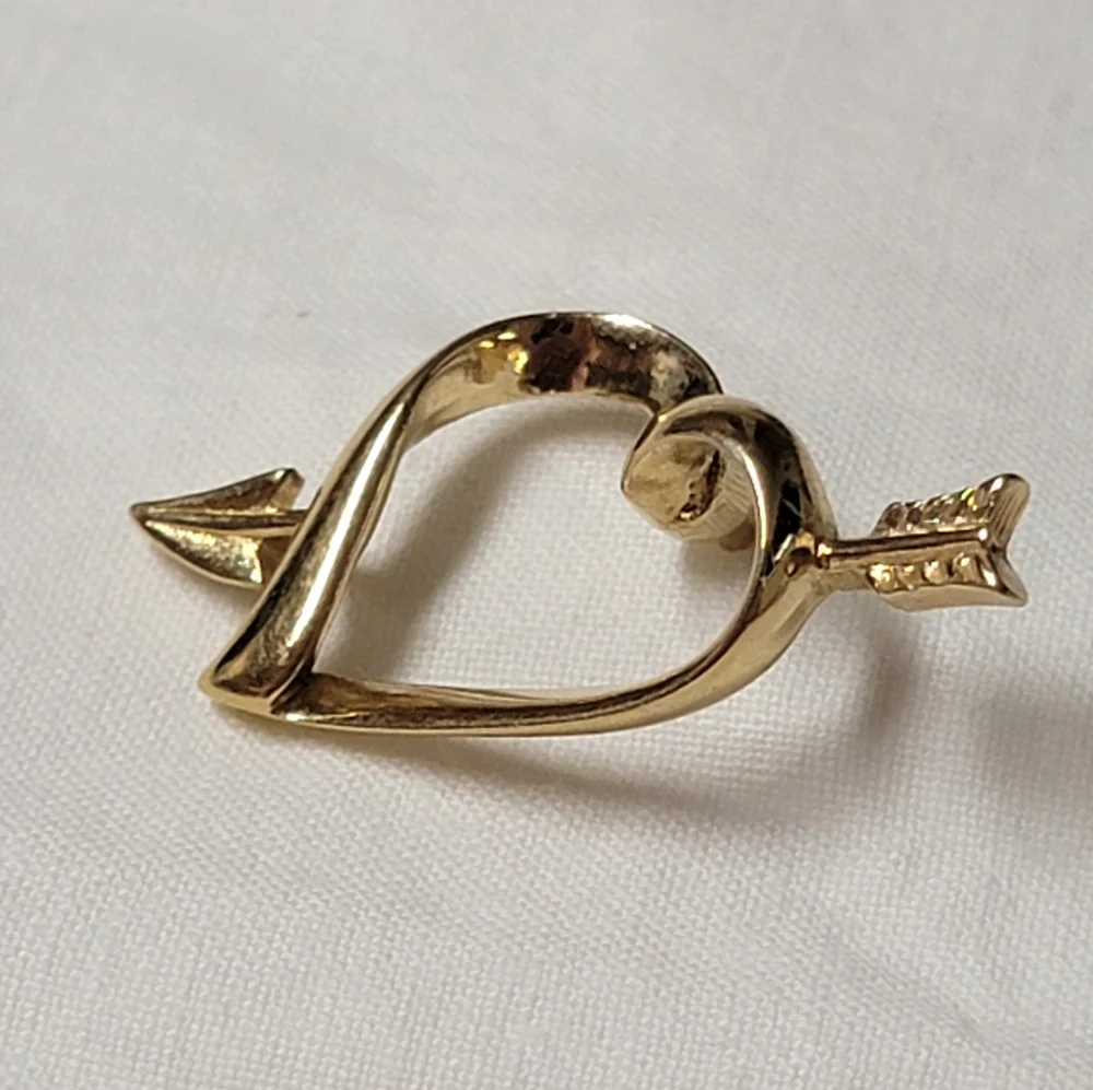 Vintage 1983 Love Struck Tac Pin Gold Tone Avon Valentine's Day Heart w/ Arrow